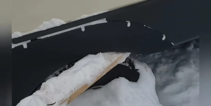 Fill a 5-gallon bucket with hot water. Submerge the end of the PEX pipe (connected to the bilge pump) in the bucket.