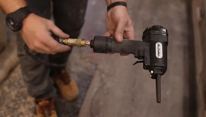 Connect the Pneumatic Nail Remover to your air compressor.