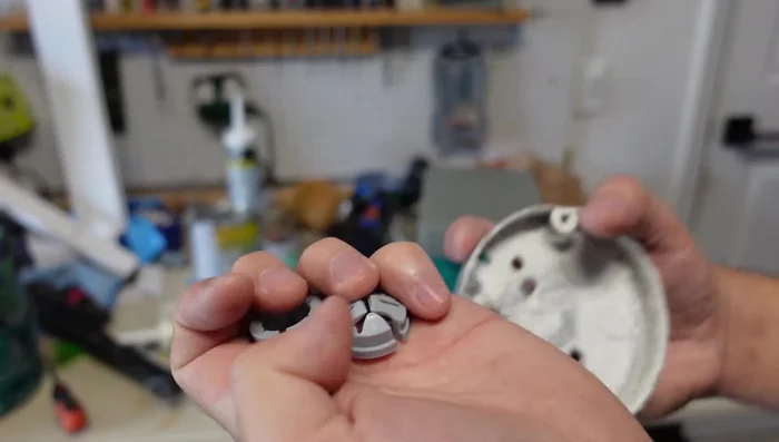 Run 14 gauge three-conductor wire from one light to the other, splicing and connecting with wire nuts.