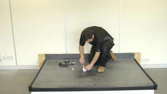 Apply primer to the marked area, slightly exceeding the markings to avoid dry edges. Allow 4-5 minutes to dry completely.