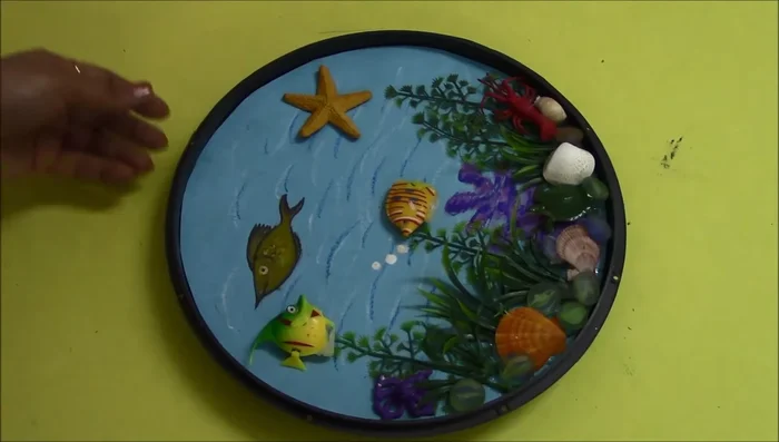 Shade the bubbles with oil pastels.