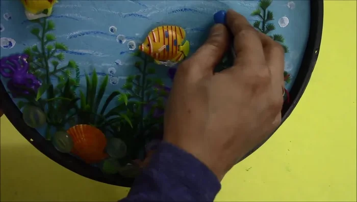 Shade the bubbles with oil pastels.