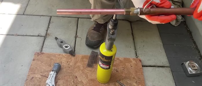 Solder the new copper pipe to the new faucet. (Remember to open the faucet handle before soldering to protect the bib washer.)