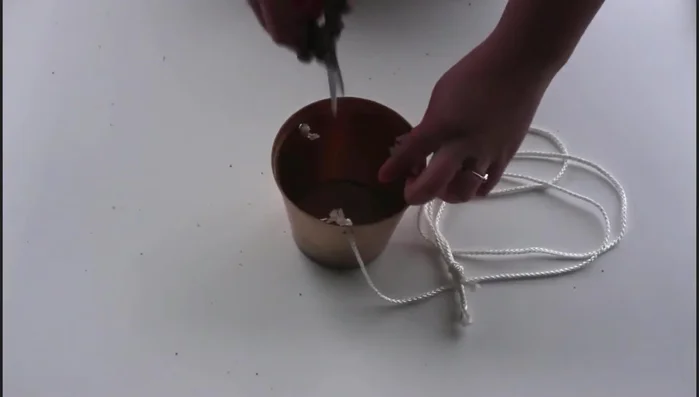 Hang the planter using the ropes and clips.