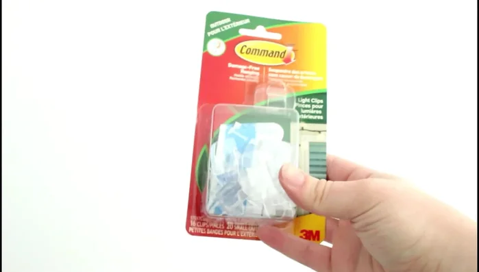 Hang the planter using the ropes and clips.