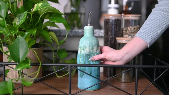 Include a tablespoon/teaspoon and a spoon rest.