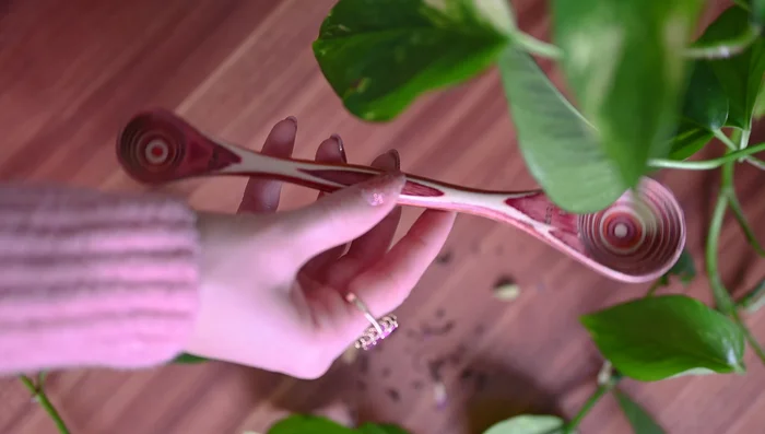 Include a tablespoon/teaspoon and a spoon rest.