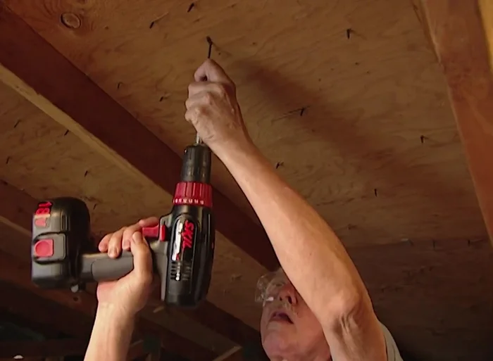 Trace the packing (styrofoam) around the screw hole to mark the cutting area on the roof.