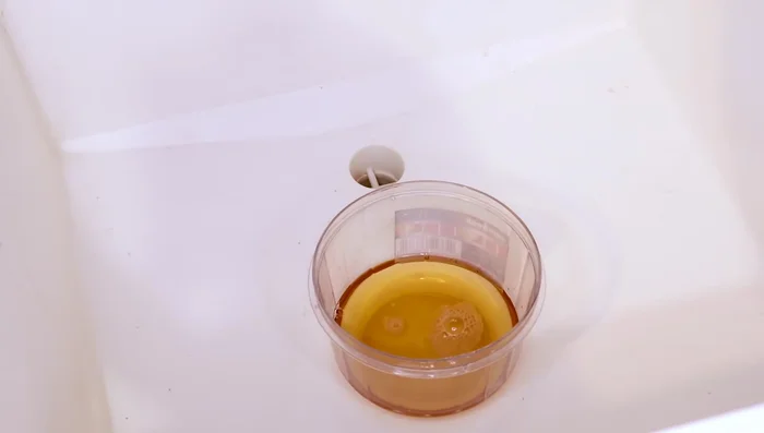 Pour extra vinegar over the cloth to saturate it.