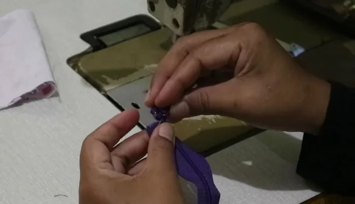 Make small cuts on zipper curves and top corners.