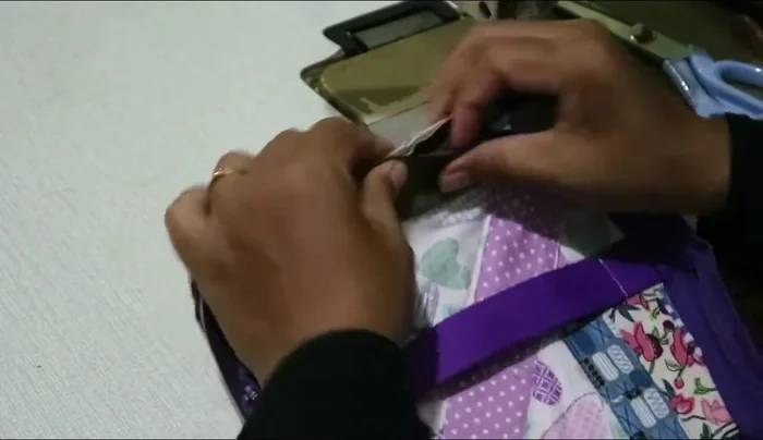 Make small cuts on zipper curves and top corners.