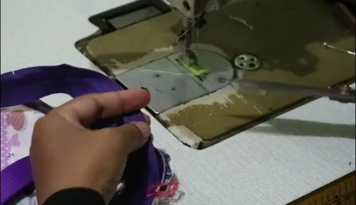 Make small cuts on zipper curves and top corners.