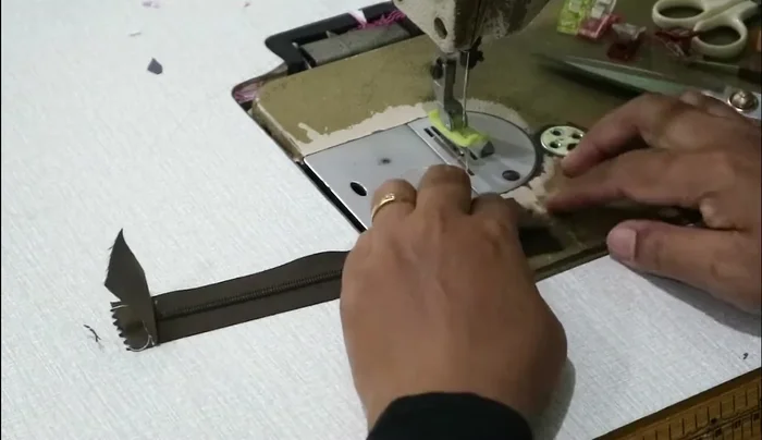 Sew pockets onto the top lid.