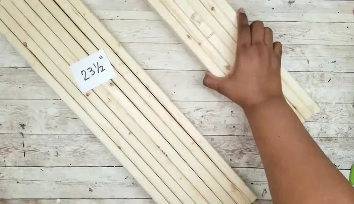 Cut the wood. You'll need eight 23.5" pieces, twelve 15" pieces, and four 6" pieces. Alternatively, use a 1x6 board and cut two 23.5" pieces, three 15" pieces, and four 6" pieces.