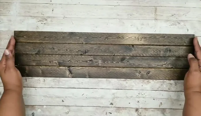 Assemble the sides: Use hot glue (or wood glue) to temporarily bond four 23.5" pieces together to create two side panels, ensuring evenness with a carpenter's square. Repeat for the second side.