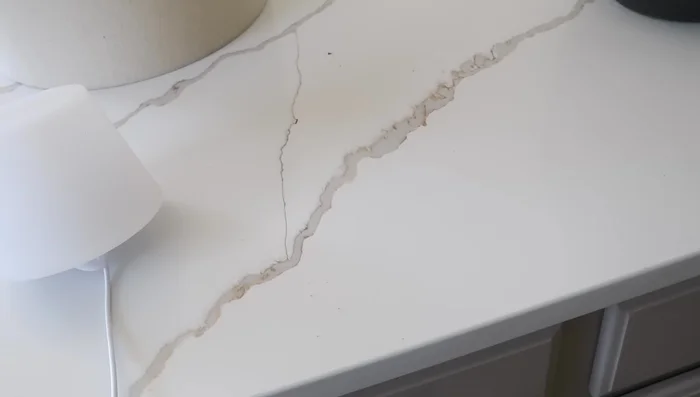 Assembling the lamp: Combine the prepared vase base with a suitable glass jar and light source (battery-operated or rechargeable). Add the lamp shade.