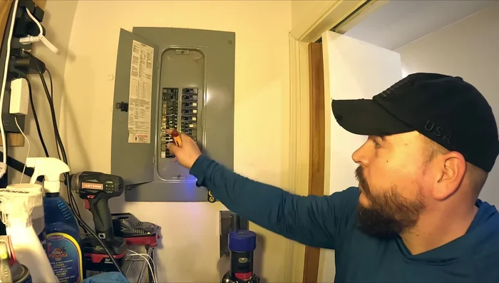 Turn off the water supply to the tank using the shut-off valve.