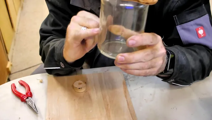 Bend the wire holder to the desired height.