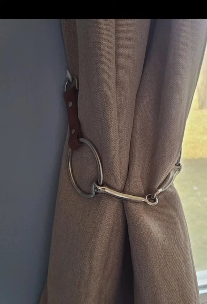 Nature-Inspired Design: Select metal tiebacks with leaves, branches, or butterflies for a cozy, rustic ambiance.