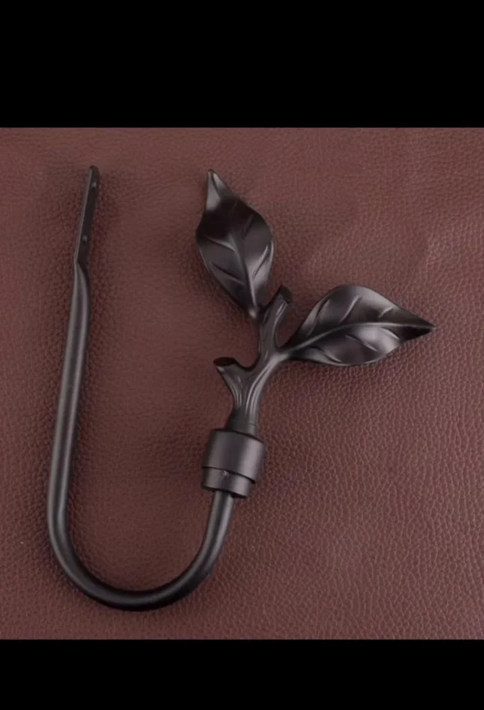 Nature-Inspired Design: Select metal tiebacks with leaves, branches, or butterflies for a cozy, rustic ambiance.
