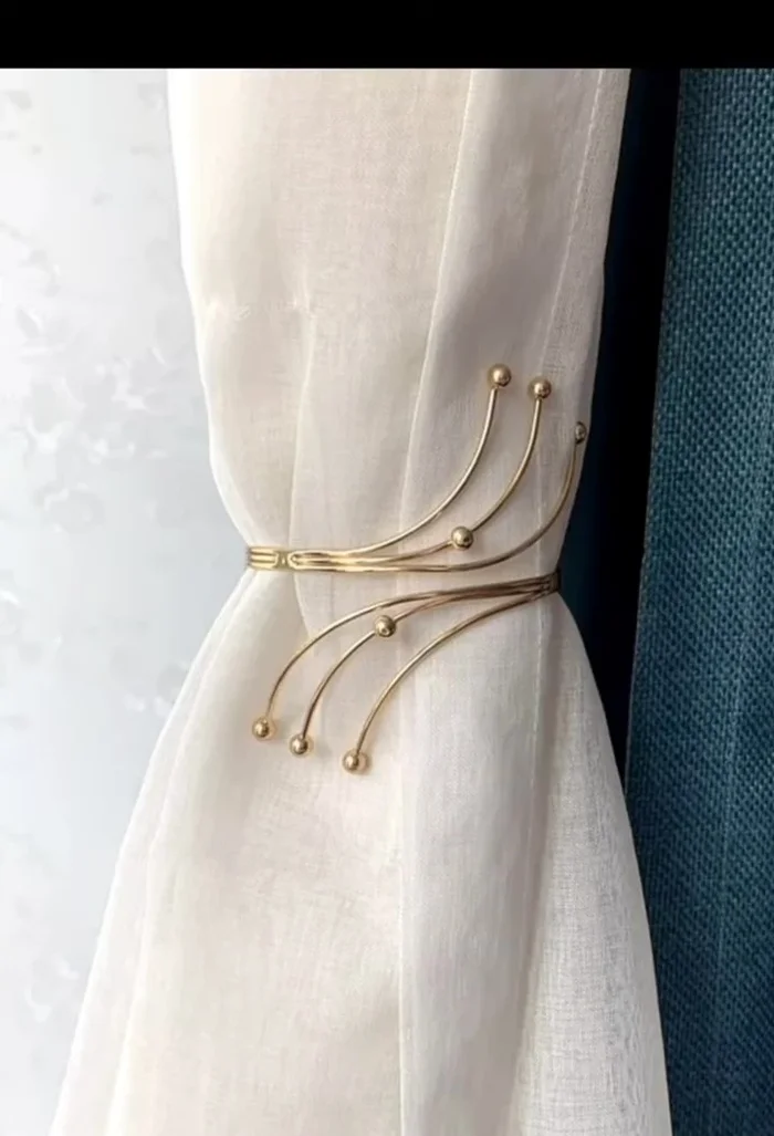 Nature-Inspired Design: Select metal tiebacks with leaves, branches, or butterflies for a cozy, rustic ambiance.