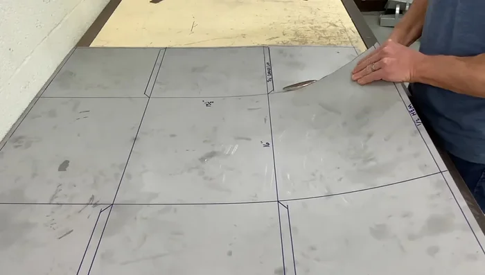 Cutting the metal sheet to the required size (39.5 x 42): Cut the metal sheet according to the scribed pattern.