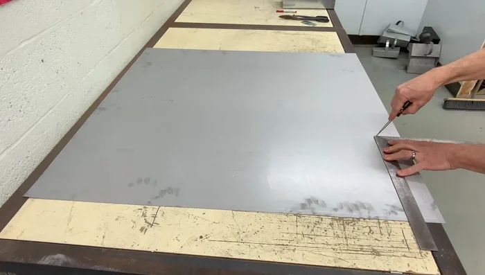 Cutting the metal sheet to the required size (39.5 x 42): Cut the metal sheet according to the scribed pattern.